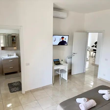 110 Mq Piano Terra- Parcheggio Privato-giardino